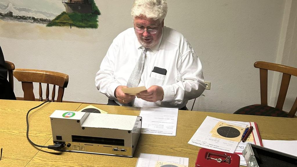 Horst Möller, Obmann der Älterleute bei der Scheibenauswertung