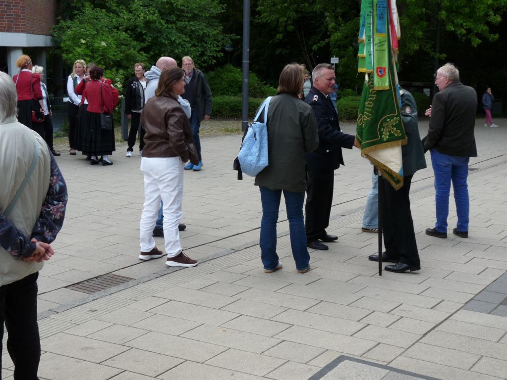Der Bürgermeister begrüßt den Fahnenträger. Bürgernähe pur!