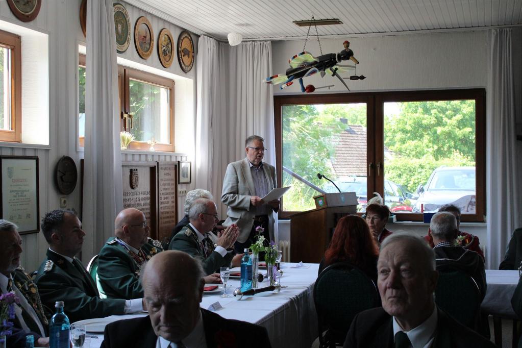 Der Vorsitzende des Kreissportverbandes Stormarn, Herr Adelbert Fritz, gibt die Verleihung einer Anerkennungsurkunde für langjährige und ehrenamtliche Tätigkeit bekannt